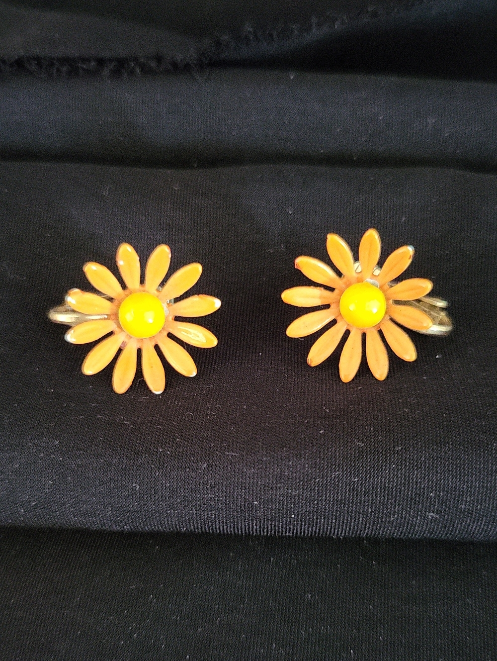 Vintage Mid Century Peach Daisy Flower Clip-On Earrings - Women Jewelry